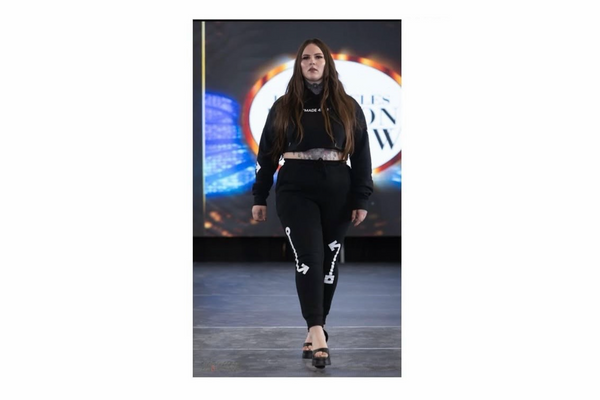 056 - Kenzie per KOLAK a LAFW 25 — Presentato in Milan Weekly