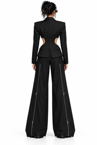 MODEL 05 — NYRA | 女款 CIRCUIT 001 LOOK 01，完整服装背面视图，Tailored Slacks 001 外腿拉链系统在无缝白色背景下清晰可见；数字概念渲染。